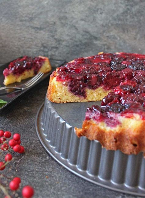 This Blackberry Upside-Down Cake is a super easy - and delicious - blackberry cake recipe. This upside down blackberry cake with almond meal is the a great summer dessert for parties or potlucks. It will also make a delicious afternoon tea cake that is super light and fresh - perfect for a hot summer day! Blackberry Upside Down Cake, Cherry Upside Down Cake, Cake Recipes Uk, Upside Down Cake Recipe, Blackberry Cake, Almond Cake Recipe, Light Cakes, Upside Down Cake, Almond Cakes