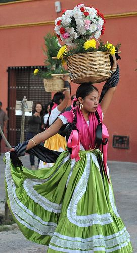 Beautiful ladies carry baskets of flowers on their heads.  This is a familiar sight in the city of Oaxaca where parades and processions like this occur frequently. Happy Easter Flowers Mexico, Baskets Of Flowers, Mexico Culture, Mexican Women, Mexican Dresses, We Are The World, Mexican Culture, Arte Popular, Mexican Style