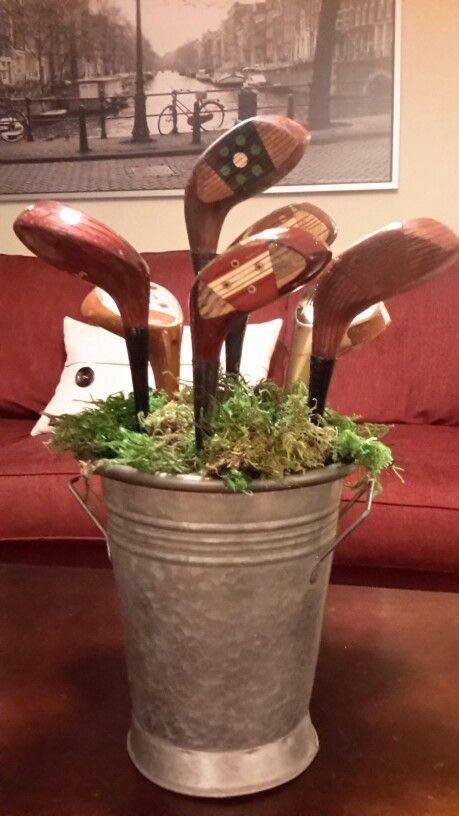 Upcycled wooden headed golf clubs | Find more golf ideas, quotes, and tips at #lorisgolfshoppe Golf Club Crafts, Man Flowers, Golf Centerpieces, Golf Club Art, Golf Crafts, Golf Theme Party, Golf Ball Crafts, Flowers For Men, Best Golf Clubs