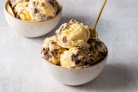 Rum Raisin Ice Cream, Ice Cream Pie Recipe, Butter Pecan Ice Cream, Ice Cream Pie, Salted Caramel Ice Cream, Best Christmas Desserts, Pecan Ice Cream, Making Homemade Ice Cream, Super Snacks