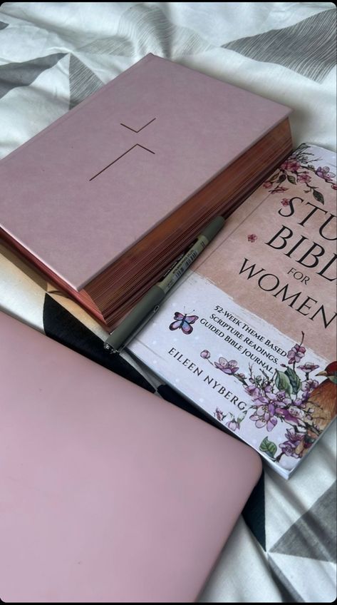 The Jesus Bible Niv, Christian Vision Board, Bible Index, Bible Journaling Supplies, Cute Bibles, Empowering Books, Personalized Bible, Inspire Bible Journaling, Study Bible