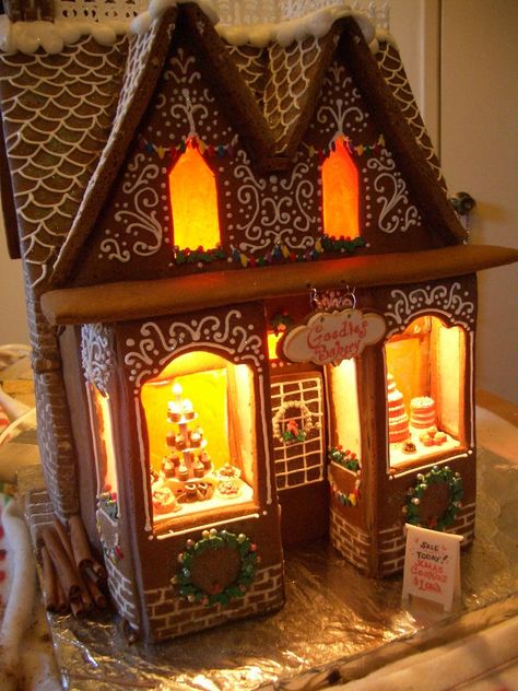 gingerbread house - Never made one but we're going to try this year Gingerbread House Designs, All Things Gingerbread, Gingerbread House Cookies, Gingerbread Village, Gingerbread House Decorations, Cookie House, Christmas Gingerbread House, Gingerbread Houses, Miniature Christmas