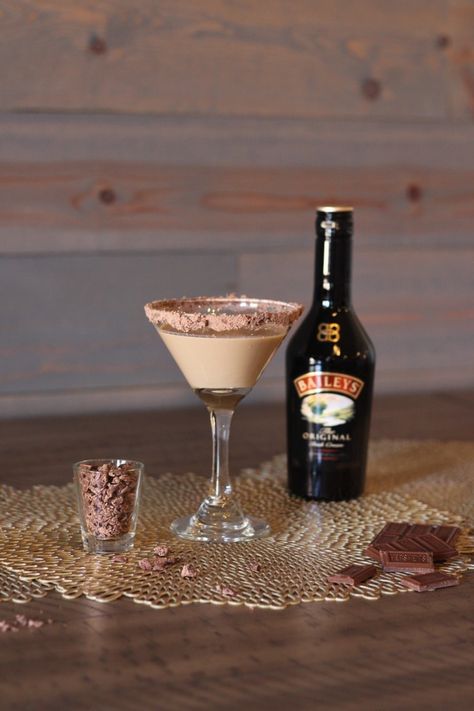 Baileys Chocolate Martini - The Wanderlust Kitchen Baileys Apple Pie, Apple Pie Martini, Baileys Caramel, Sour Apple Martini, Alcohol Candy, Caramel Apple Martini, Chocolate Martini Recipe, Lavender Martini, Baileys Original