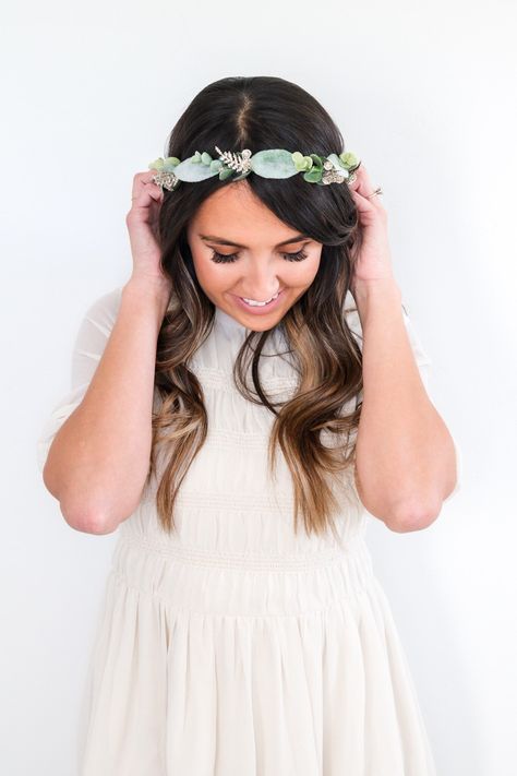 Floral Crown Bride, Wedding Crown Flower, Eucalyptus Flower Crown, Maternity Flower Crown, Greenery Crown, Crown Baby Shower, Wedding Hairstyles With Crown, Eucalyptus Flower, Flower Crown Bridesmaid