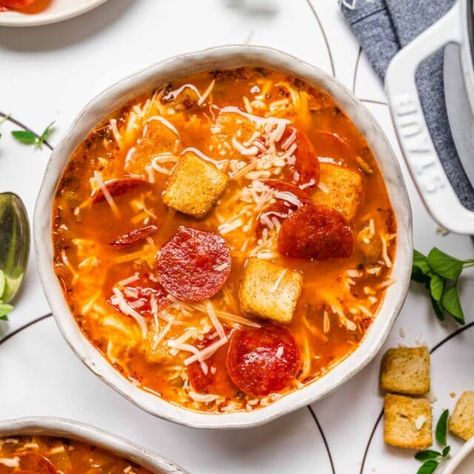 Pepperoni Pizza Soup Recipe - Dinner, then Dessert Pepperoni Soup Recipe, Pepperoni Pizza Soup, Pepperoni Dishes, Pepperoni Soup, Pizza Soup Recipe, Noodles Healthy, Easy Homemade Soups, Diet Soup, Pizza Soup