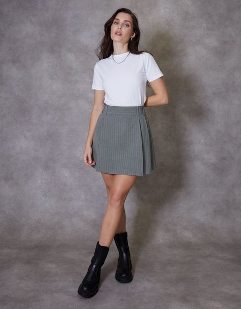 Women's Grey Pinstripe Pleated Mini Skirt - Grey / 10 Light Grey Skirt Outfit, Grey Mini Skirt Outfit, Gray Skirt Outfit, Light Grey Skirt, Pinstripe Mini Skirt, Sewing Patterns Skirt, Diy Skirts, Pinstripe Skirt, Maladaptive Daydreaming