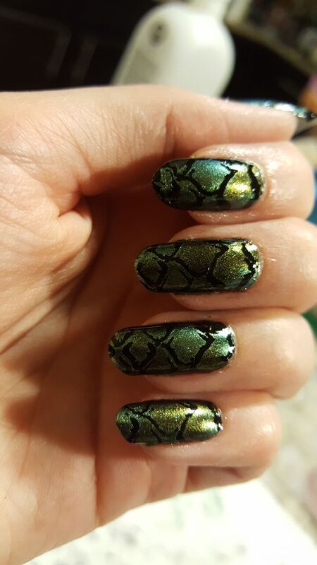 Green swirl snakeskin nails Snakeskin Nails, Aesthetic Snake, Snake Skin Nails, Gel Polish Designs, Snake Scales, Pattern And Texture, Nails Easy, Skin Nails, Animal Print Nails