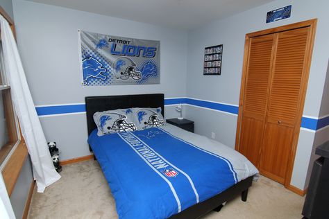 My son's new Detroit Lions Football bedroom most items were purchased on amazon! The bedding, flat, signs and all Detroit Lions Party Ideas, Nfl Themed Bedroom, Peanuts Bedroom, Billy Bedroom, Detroit Lions Christmas Tree, Nfl Bedroom, Detroit Lions Bedroom, Basketball Bedroom, Football Bedroom