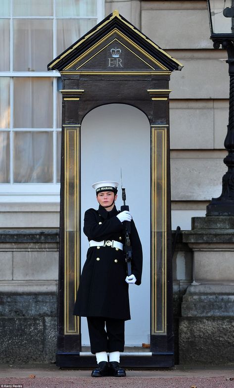 British Guard, Uk Military, Royal Navy Officer, Navy Blue Uniform, Changing Of The Guard, Hms Hood, Coldstream Guards, Drill Instructor, Eighty Six