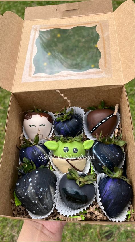 Star Wars Strawberries, Star Wars Chocolate Covered Strawberries, Star Wars Chocolate, Star Wars Birthday Cake, Easy Healthy Meal Prep, Star Wars Inspired, Star Wars Birthday, Chocolate Covered Strawberries, Healthy Meal Prep