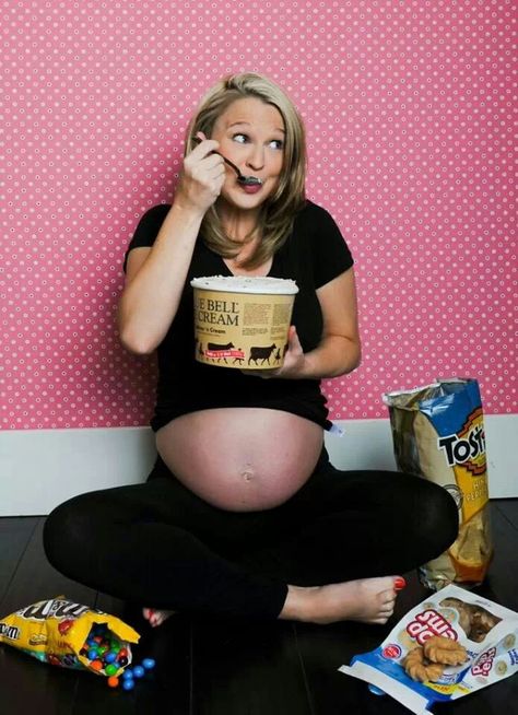 "Food cravings" maternity photo Baby Fotografie, Pregnancy Announcements, Maternity Poses, Baby Time, Everything Baby, Shooting Photo, Pregnancy Shoot, Maternity Session, Maternity Pictures