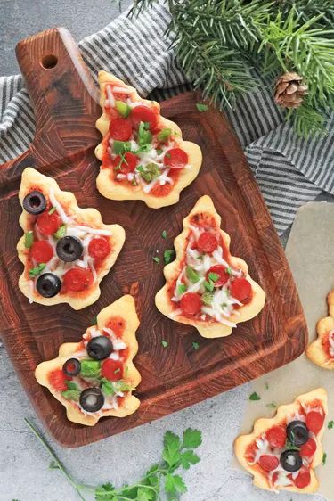 Mini Christmas Tree Pizzas, Christmas Pizza Tree, Mini Christmas Crafts, Christmas Pizza Party, Christmas Pizza Ideas, Christmas Tapas, Grinch Night, Christmas Party Menu, New Year Menu