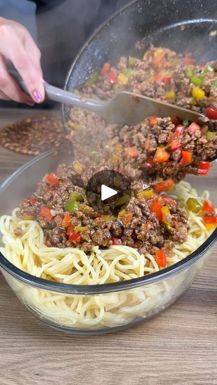 ¡Este plato de fideos con carne es tan delicioso que todo el mundo quiere saber la receta! | ¡Este plato de fideos con carne es tan delicioso que todo el mundo quiere saber la receta! | By Manual de RecetasFacebook Noodle Dish, Tandoori Masala, Mexican Food Recipes Easy, Beef And Noodles, Noodle Dishes, So Delicious, The Recipe, Health Food, Mexican Food Recipes