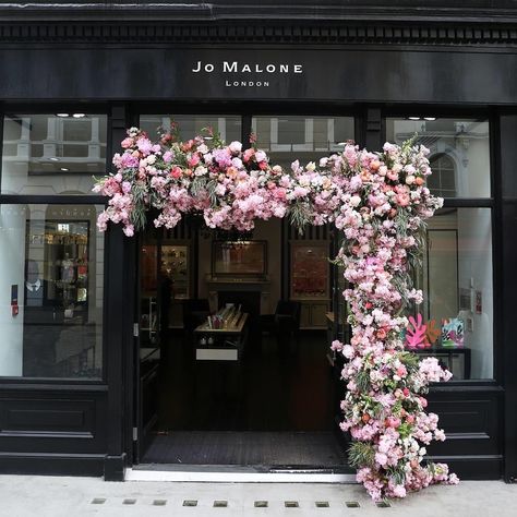 Boutique Entrance Ideas, Floral Entrance, Store Entrance, Flower Cafe, Flower Shop Design, Decoration Vitrine, Retail Store Interior Design, Nail Salon Decor, Storefront Design