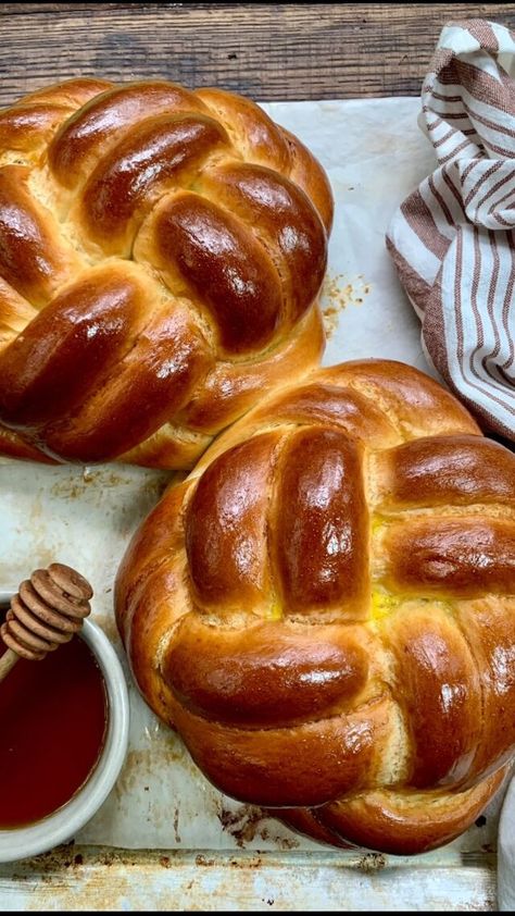 Honey Challah Bread Recipe, Challah Aesthetic, Assorted Breads, Jewish Desserts, Pastry Photography, Challah Bread Recipe, Sourdough Ideas, Round Challah, Rosh Chodesh