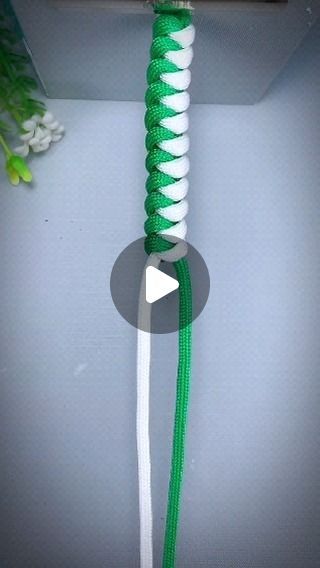 Life Hack Gadgets on Instagram: "how to make string bracelets easy step by step" Paracord Projects Diy Easy, Diy Bracelets With String Step By Step, String Bracelets Easy, Make String Bracelets, Paracord Projects Diy, Diy Bracelets With String, Bracelets Easy, String Bracelets, Paracord Projects