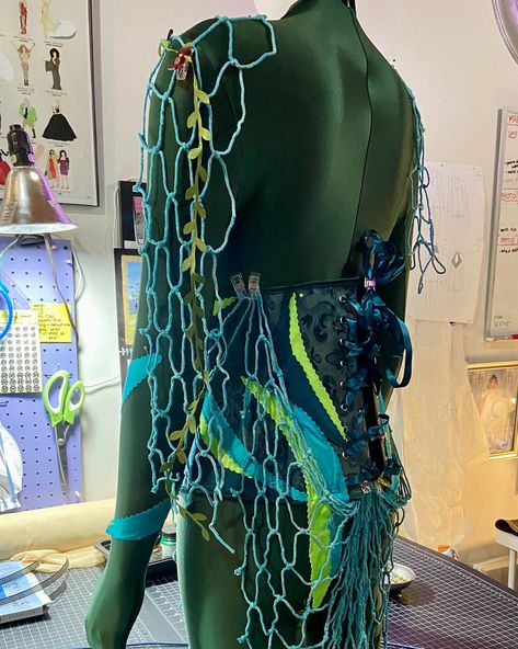 A few weeks back, I returned home from 4 days in Vegas and immediately dove into a quick 2-week design/build project for this custom LED deep sea creature stilt look that I performed in (swipe for #BTS of the build), in addition to styling the costumes for this event with @bostoncircusguild. No rest for the wicked! 🐙🌊🫧 Costume Design/Build/Styling: @sienamoondesign Performer: @sienamoon with @bostoncircusguild #costumedesign #stiltcostume #stiltwalkers #stiltwalkingcostume #ledstiltwalk... Deep Sea Creature Costume, Deep Sea Creatures Costume, Stingray Costume, Animal Costumes Women, Spongebob Diy, Sea Creature Costume, Deep Sea Creature, Snake Costume, Stilt Costume