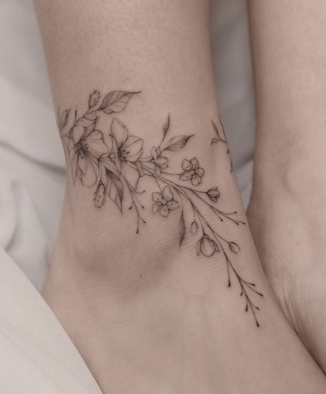 Vine Foot Tattoos, Floral Foot Tattoo, Wrap Around Ankle Tattoos, Ankle Foot Tattoo, Flower Vine Tattoos, Pretty Flower Tattoos, Tattoo Ankle, Ankle Bracelet Tattoo, Ankle Tattoos For Women