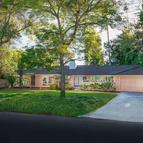 'The Golden Girls' Famous TV House Has Been Sold Golden Girls House, Shoji Screen, Tv Home, The Golden Girls, Clerestory Windows, Modern Architects, Hawaiian Culture, Palm Plant, One Story Homes