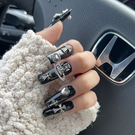 Black Vivienne Westwood Nails, Black Nails Charms, Black Emo Nails, Black Nails With Charms, Goth Nails With Charms, Black Nails With Cross Charm, Goth Acrylic Nails With Charms, Vivienne Westwood Nails, Black Acrylic Nails With Cross Charm