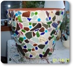 Sea Glass Mosaic Flower Pot: ~ sea glass project submitted by Mona in Maine Here is another fine project for you to try submitted by Mona from Maine. Flower pots are numerous Maine Flowers, Sea Glass Tile, Mosaic Sea, Sea Glass Mosaic, Garden Fairies, Beach Glass Crafts, Mosaic Pots, Mosaic Flower Pots, Nautical Crafts