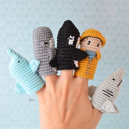 Shark Finger Puppet Free Crochet Pattern By Elisa's Crochet Crochet Finger Puppets, Crochet Puppets, Nautical Crochet, New Crochet Patterns, Crochet Shark, Crochet Baby Socks, Finger Puppet Patterns, Puppet Patterns, Finger Puppet