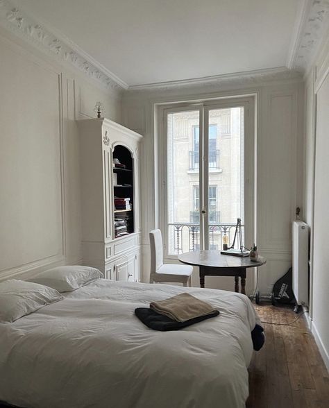 Arch Digest Bedroom, Fall Fashion Aesthetic, Parisian Bedroom, Paris Bedroom, Deco Studio, 아파트 인테리어, Apartment Aesthetic, Dream Apartment, Loft Spaces