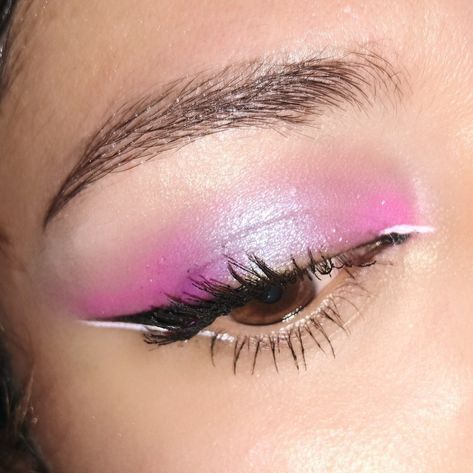 Pink White Black Eye Makeup, Black And Pink Eyeliner Looks, Pink And White Eyeliner, Pink And Black Eyeliner, Black And White Eyeliner Looks, Hslot Makeup, White And Black Eyeliner, Black White Eyeliner, Pink And White Makeup