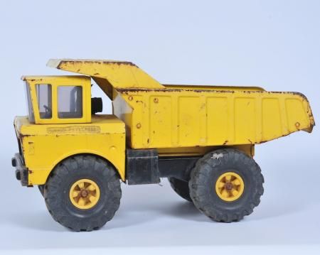 The same type of Tonka Dump Truck I had as a child :) . Tonka Dumptruck Die Cast Toy Yellow Truck Vintage Metal Toy Truck Boygenius Poster, Chalk Drawing Ideas, U Haul Truck, Yellow Truck, Truck Room, Tonka Trucks, Tonka Toys, Tonka Truck, Pressed Metal