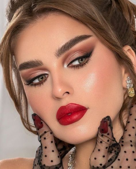 Fall In Love With These Fall Makeup Looks for 2024! - The Catalog Arabic Eye Makeup, Bold Lip Makeup, Makeup Cantik, Red Lips Makeup Look, Classy Hairstyles, Red Lip Makeup, Fall Makeup Looks, Royal Aesthetic, Colorful Eye Makeup