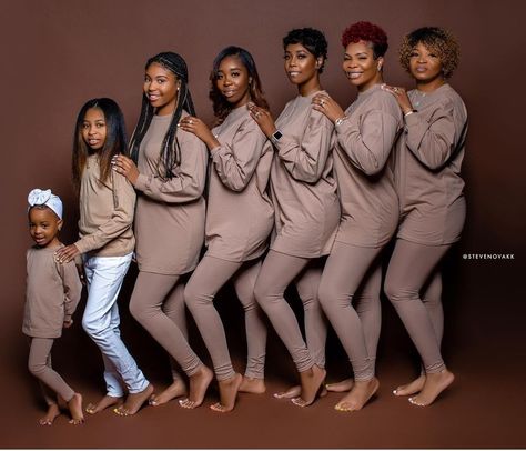 3 Generation Pictures Ideas Women Black, Luxury Black Family Photoshoot, Black Group Photoshoot Ideas, Big Family Photo Shoot Ideas Group Poses, Black Family Portrait Ideas, Purple Family Pictures, Family Photo Outfits Black People, Family Pictures Black People, Family Photoshoot Black People