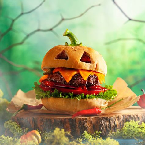 Halloween Party Food Recipes, Classic Burger Recipes, Halloween Potluck, Easy Halloween Party Food, Witch Cake, Halloween Food Ideas, Halloween Themed Birthday Party, Mini Meatloafs, Halloween Breakfast