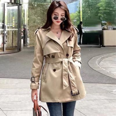 Stylish Coats For Women Winter, Women Short Trench Coat, Short Trench Coat Outfit, Casual Trench Coat Outfit, Crop Trench Coat, Short Trench Coat Women, Fall Blessings, Pinterest Pretty, Crop Coat