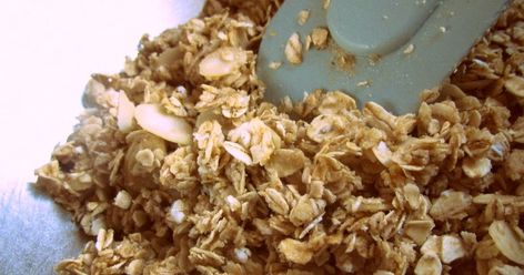 Make Granola, How To Make Granola, Granola Recipe Bars, Crunch Cereal, Homemade Granola Bars, Butter Balls, Granola Cereal, Peanut Butter Balls, Cat Recipes