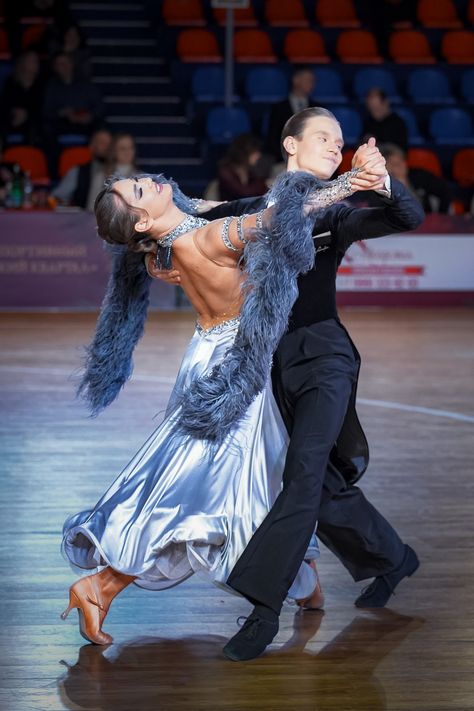 Latin Hairstyles, Danza Latina, Ballroom Dress Inspiration, Ballroom E Youkoso, Ballroom Dance Competition, Ballroom Hair, Ballroom Competition, Dance Makeup, Ballroom Dance Latin