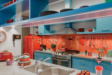 Blue and Orange Kitchen Idea Blue Orange Kitchen, Mid Century Modern Kitchen Cabinets, Colorful Kitchens, Yellow Kitchen Designs, Vibrant Kitchen, Kitchen Colour Combination, Best Kitchen Colors, Orange Theme, Teal Kitchen