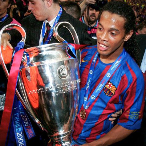 Ronaldinho Icon, Ronaldinho Pfp, Champions League 2006, Ronaldinho Skills, Ronaldinho Wallpapers, Ronaldo Ronaldinho, Barcelona Champions League, Javier Hernandez, Fc Barcelona Wallpapers