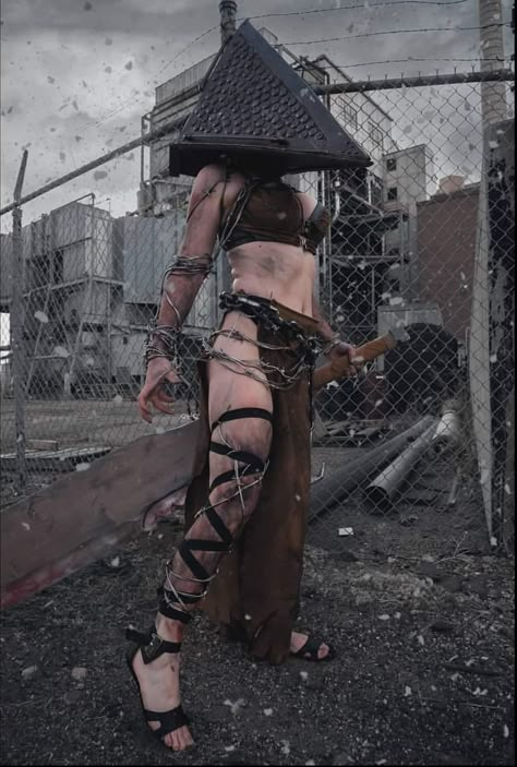 Silent Hill Pyramid Head Cosplay, Pyramid Head Cosplay Female, Female Pyramid Head, Pyramid Head Costume, Halloween Costumes Characters, Pyramid Head Cosplay, Silent Hill Costume, Pyramid Head Silent Hill, Silent Hill Pyramid Head