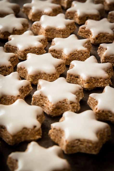 Zimtstern à la noisette et à la cannelle – (Recette de Noël facile) – Madamcadamia Biscuits Noel, Biscuit Bar, Christmas Biscuits, Cake Factory, Homemade Cheese, Xmas Cookies, Xmas Food, Biscuit Cookies, Christmas Cooking