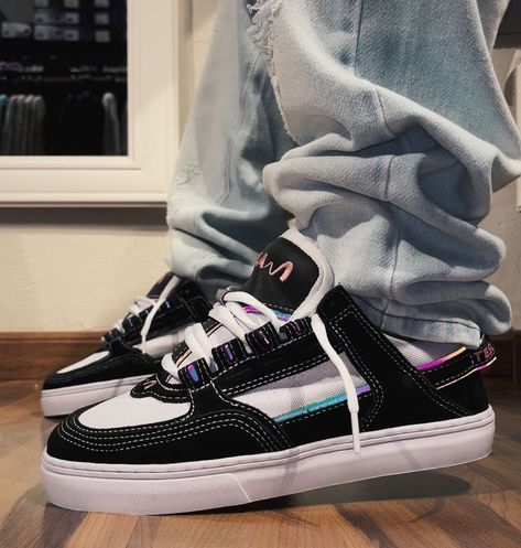 Tenis Streetwear, Tesla Tenis, Pretty Sneakers, Tesla Coil, Skate Shop, Shoe Inspiration, April 13, Dc Sneaker, Vans Old Skool Sneaker