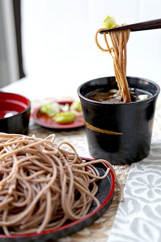 Cold Soba Noodles, Zaru Soba, Healthy Noodle Recipes, Healthy Japanese Recipes, Soba Noodles Recipe, Cold Soba, Healthy Noodles, Asian Dinner Recipes, Asian Dinners