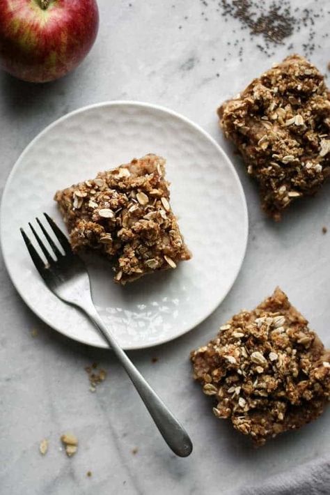 Date-Sweetened Apple Crumble Bars Date Crumble, Apple Crumble Bars, Apple Sauce Recipes, Crumble Bars, Date Recipes, Food Content, Healthy Sugar, Gluten Free Treats, Best Vegan Recipes