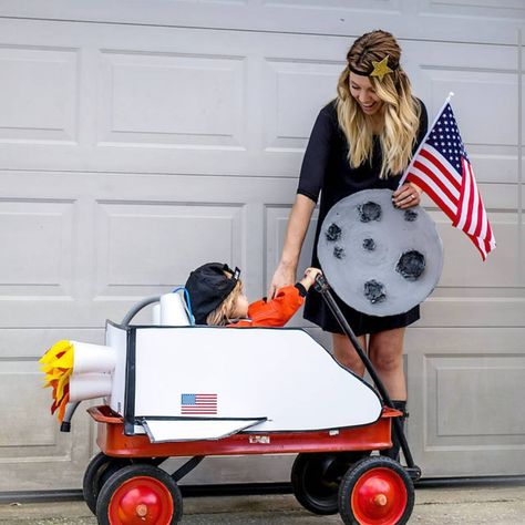 DIY Kid's Astronaut Costume and Space Shuttle Wagon!! Mommy and me halloween costume #kidcostumes #familycostumes #diyastronautcostume # Space Popcorn, Diy Astronaut Costume, Halloween Astronaut, Best Baby Costumes, Kids Astronaut Costume, Space Costume, Polar Plunge, Halloween Gender Reveal, Space Costumes