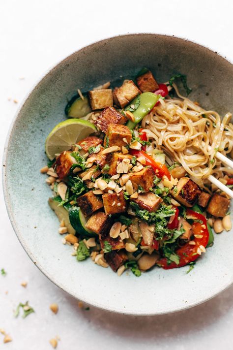 Back Pocket Stir Fry with Noodles - simplicity wins. brown rice noodles with tofu and all kinds of colorful veggies for a quick and easy dinner! vegan, vegetarian. #vegetarian #vegan #cleaneating #healthy #dinnerrecipe #yum | pinchofyum.com Easy Dinner Vegan, Stir Fry With Noodles, Noodles With Tofu, Brown Rice Noodles, Pinch Of Yum, Dinner Vegan, Rice Recipes For Dinner, Stir Fry Noodles, Food Aesthetics