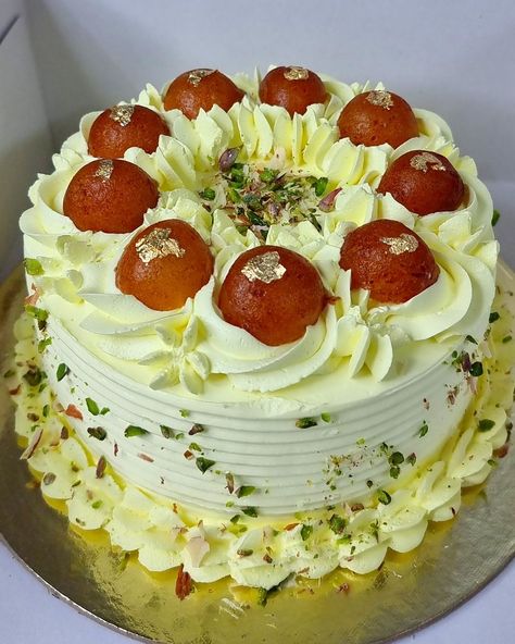 Gulab Jamun Cupcakes, Gulab Jamun Cake Design, Gulab Jamun Cake Recipe, Gulab Jamun Mix Cake Recipe, Gulab Jamun Cake, Gulab Jamun With Ice Cream, Gulab Jamun Fusion Dessert, Gulab Jamun, Sweet Dishes Recipes