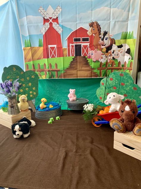 Easy farm theme photoshoot set up for kids Farm Photoshoot Ideas, Kindergarten Decor, Farm Photoshoot, Photoshoot Set, Theme Photoshoot, Farm Themed Party, Picture Props, Second Birthday Ideas, Themes Photo