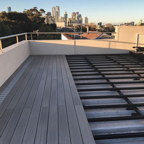 Building a floating deck over a membrane is simple, fast and affordable Flat Roof Deck Ideas, Rubber Flat Roof, Deck Over Concrete, Flat Roof Systems, Patio Under Decks, Building A Floating Deck, Kim House, Concrete Deck, Deck Framing