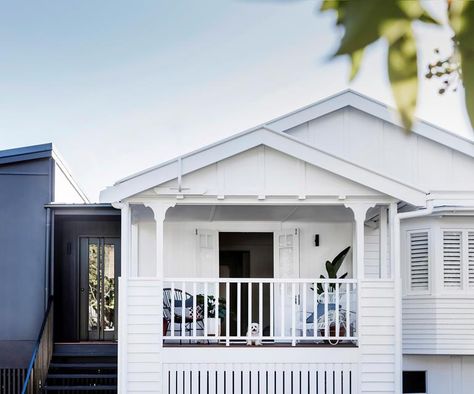 Budget renovation of a falling-down worker’s cottage Beach Theme Backyard, Modern Queenslander, Bungalow Extensions, Cottage Extension, Weatherboard House, Modern Extension, Cottage Renovation, Retro Beach, House Extension