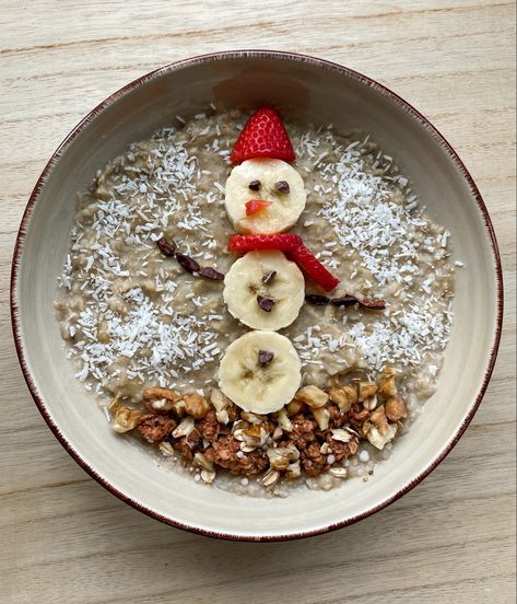 #oatmeal #breakfast #breakfastideas #oats #health #healthylifestyle #healthyfood #healthybreakfast #breakfastfoodcute #almond #food #foodphotography #christmas #christmasrecipes #christmasbreakfastrecipes #cutefood #banana #bananaoatmeal #snowman Breakfast Board Christmas, Healthy Winter Aesthetic, Christmas Oatmeal Breakfast, December Breakfast Ideas, Christmas Breakfast Healthy, Christmas Breakfast Aesthetic, Banana Snowman, Healthy Christmas Breakfast, Christmas Morning Aesthetic