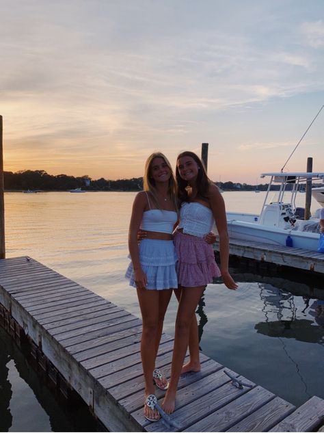 Preppy 2022, Cruise Fits, Cute Beach Pictures, Fancy Fits, Photo Recreation, Tiered Mini Skirt, Cute Friend Pictures, Bestie Goals, Clothing Summer